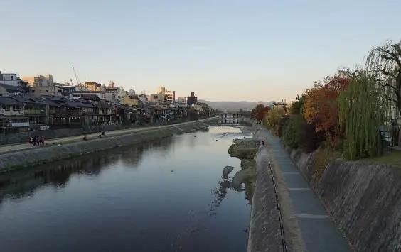 城市河道生態(tài)治理與景觀提升策略 —“復(fù)式藍(lán)線(xiàn)管理”(圖1)